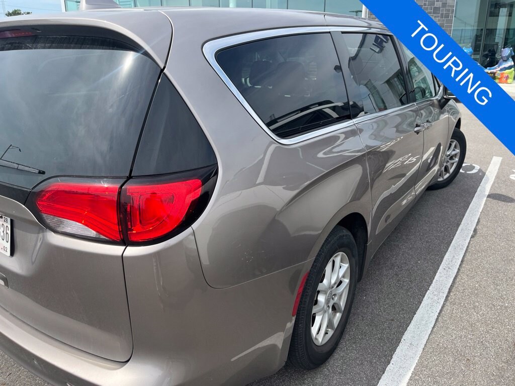 Used 2017 Chrysler Pacifica Touring Minivan/Van