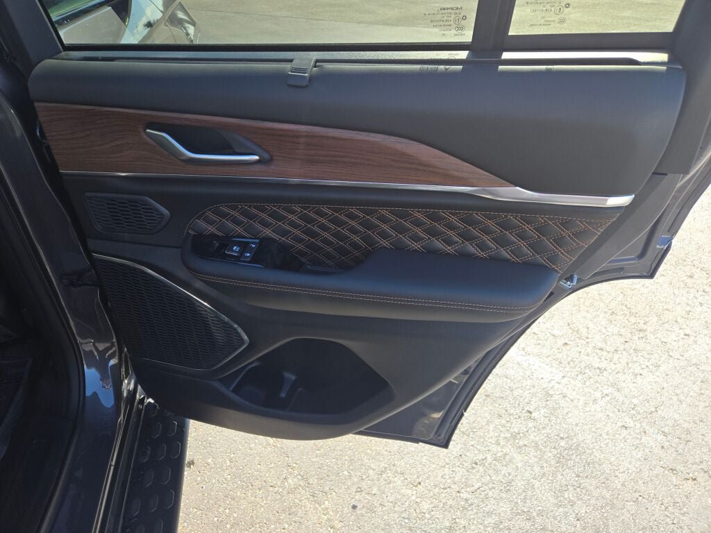 2023 Jeep Grand Cherokee Summit - Photo 8
